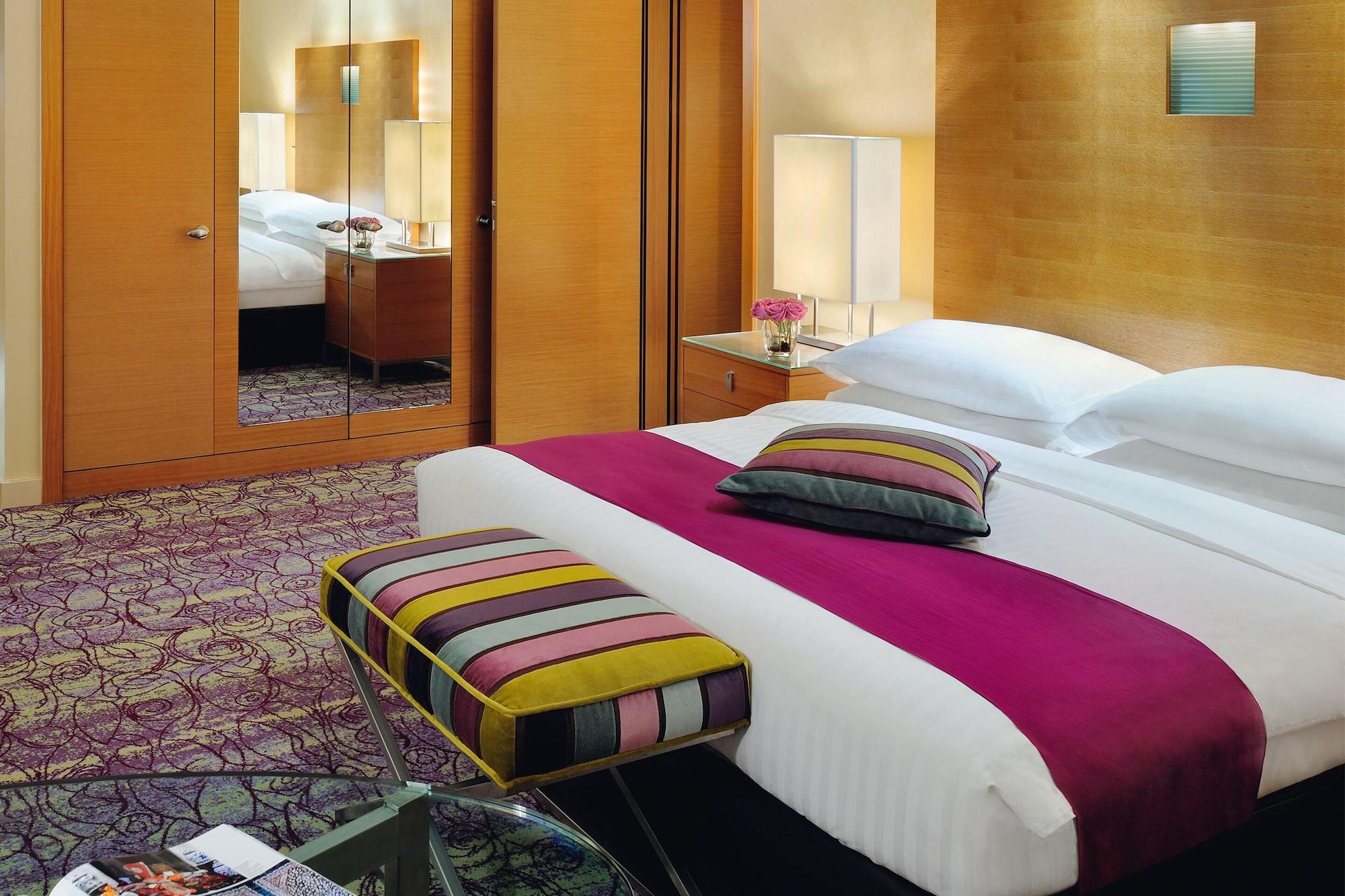 דוחה Qabila Westbay Hotel By Marriott מראה חיצוני תמונה A room at the Mandarin Oriental, Munich