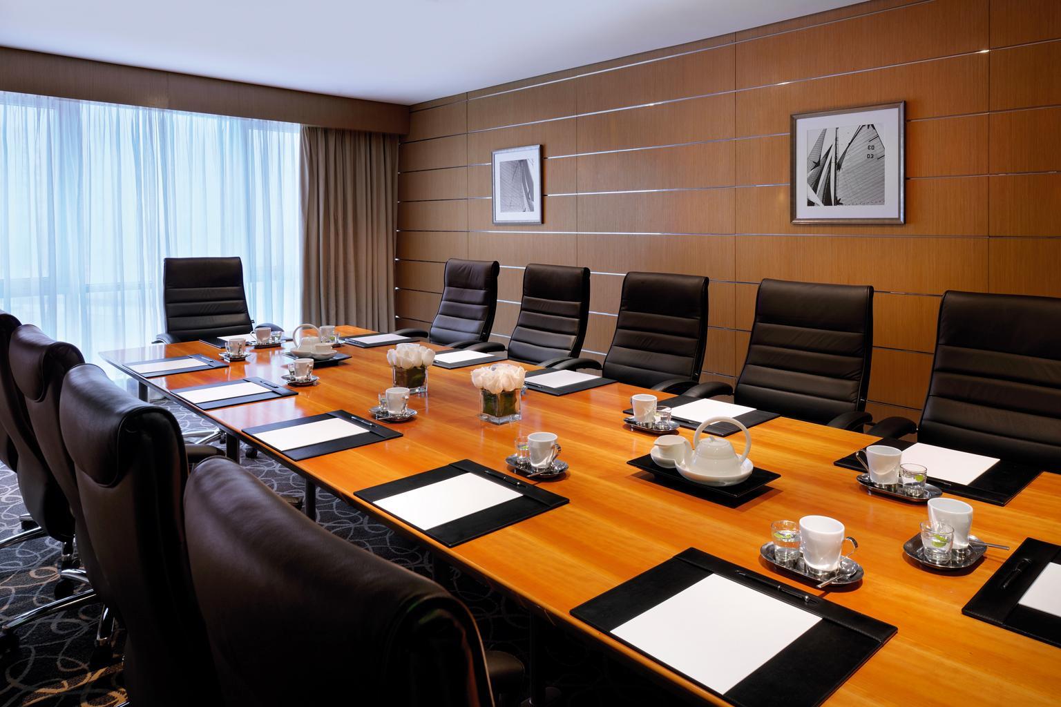 דוחה Qabila Westbay Hotel By Marriott מראה חיצוני תמונה A boardroom
