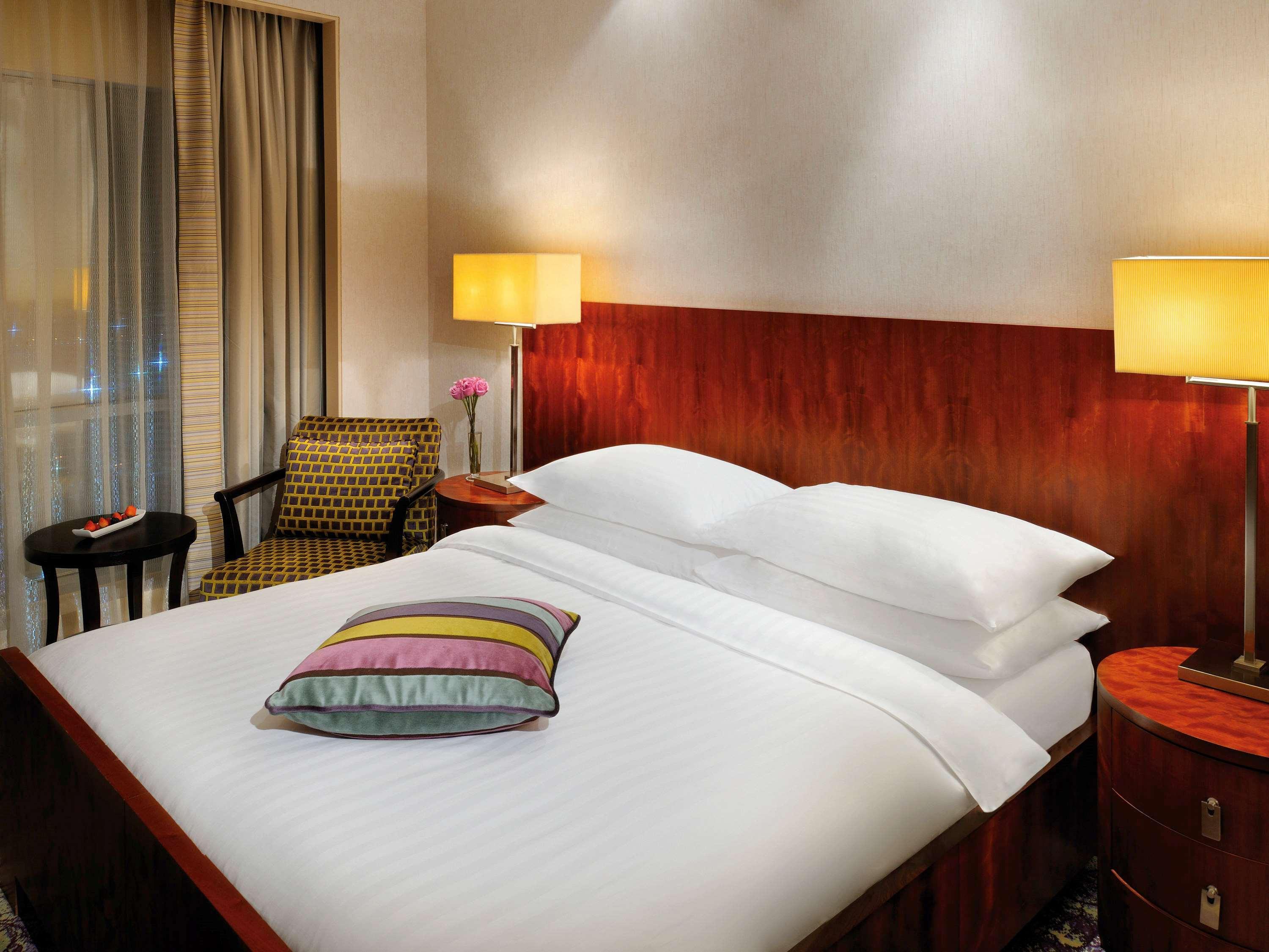 דוחה Qabila Westbay Hotel By Marriott מראה חיצוני תמונה A bedroom at the hotel