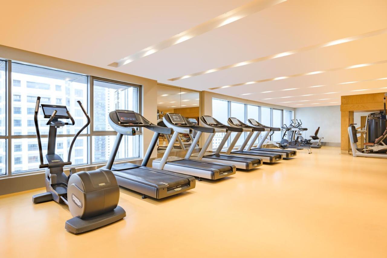 דוחה Qabila Westbay Hotel By Marriott מראה חיצוני תמונה A row of treadmills