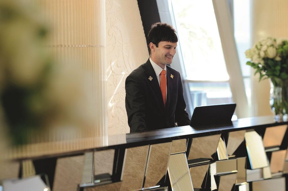 דוחה Qabila Westbay Hotel By Marriott מראה חיצוני תמונה A student at the University of Westminster