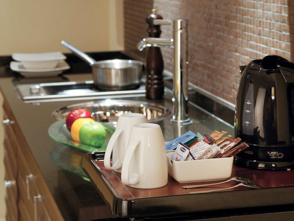 דוחה Qabila Westbay Hotel By Marriott מראה חיצוני תמונה A kitchen in a serviced apartment