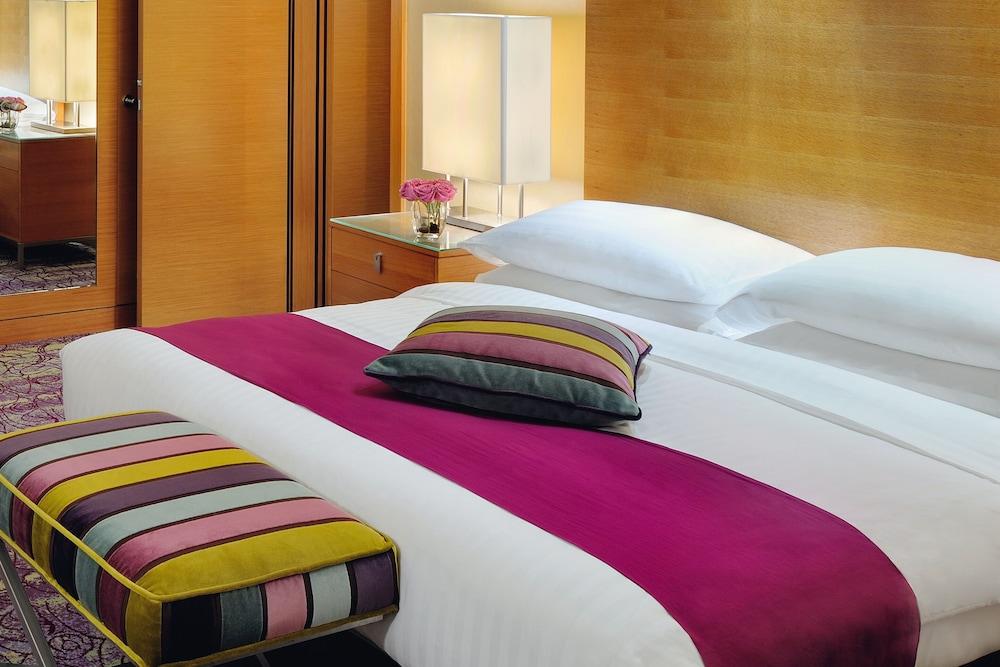 דוחה Qabila Westbay Hotel By Marriott מראה חיצוני תמונה A bedroom at the hotel
