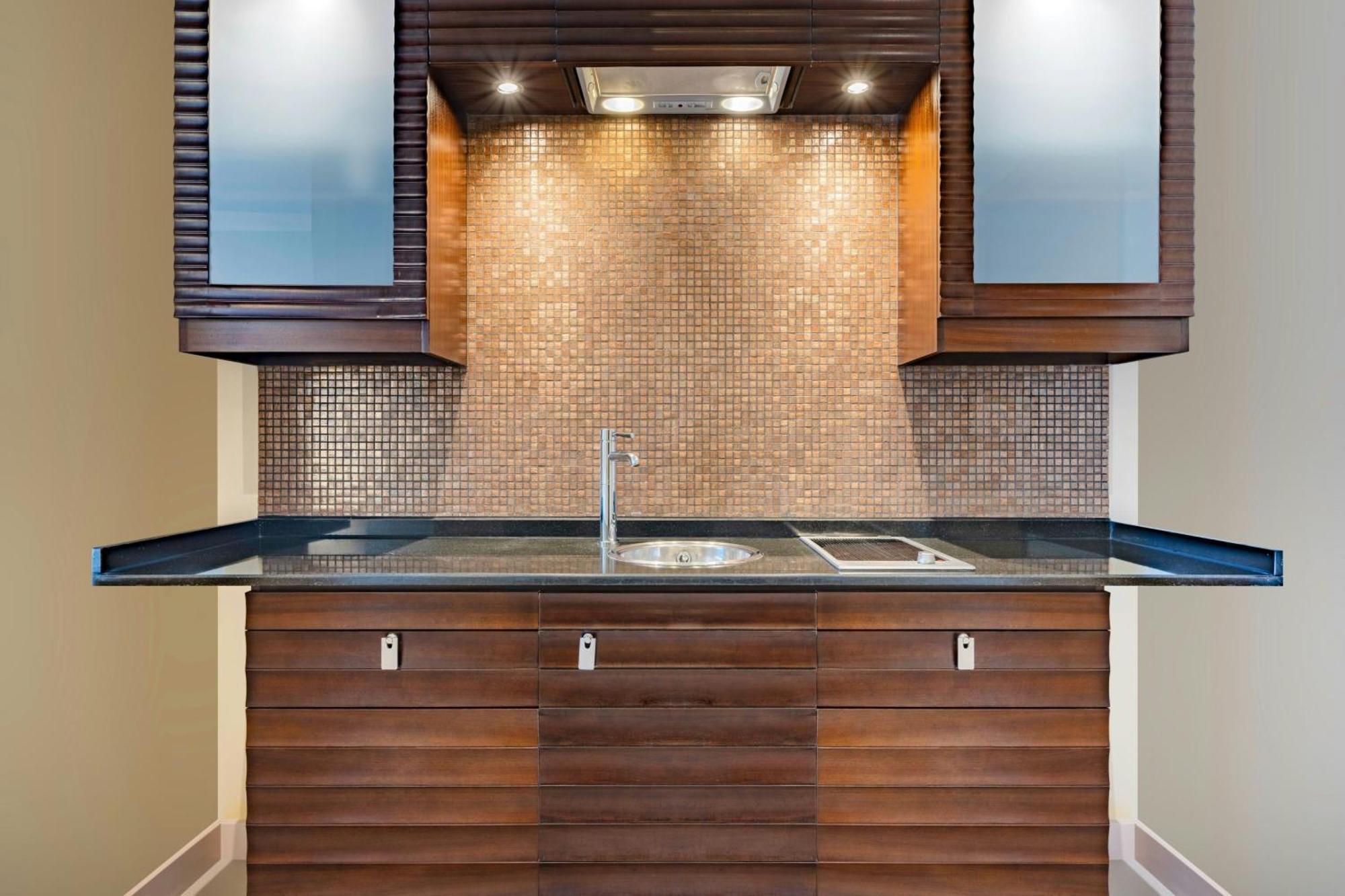 דוחה Qabila Westbay Hotel By Marriott מראה חיצוני תמונה A kitchen with a single-bowl sink