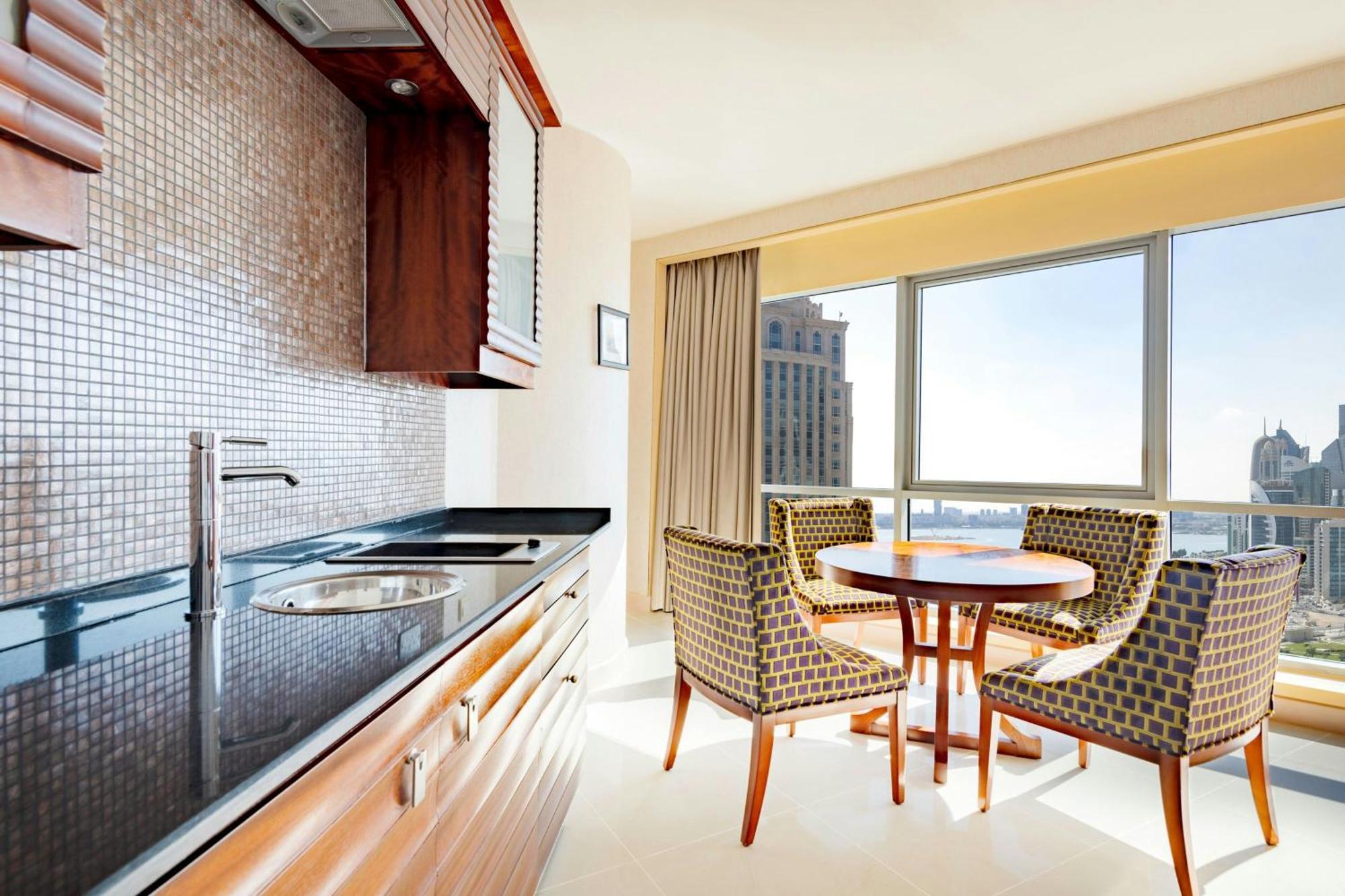 דוחה Qabila Westbay Hotel By Marriott מראה חיצוני תמונה Kitchenette